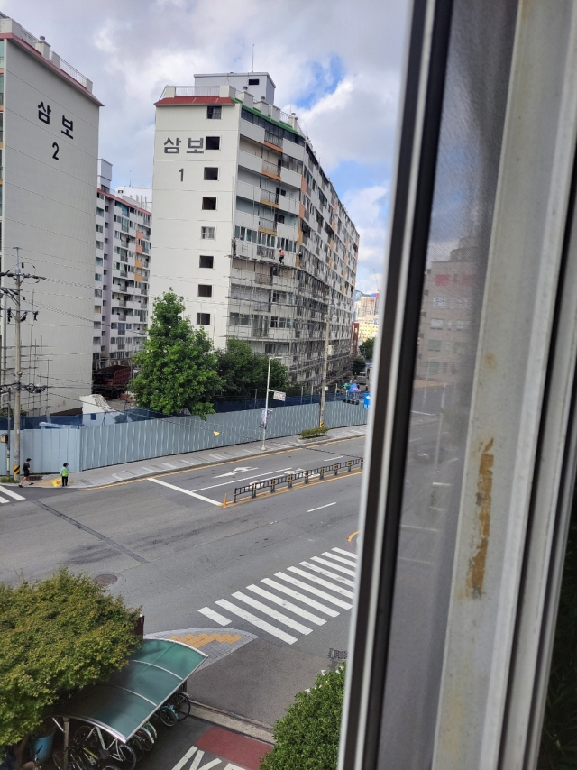 부산 연제구 거제동 거제우성아파트의 한 주민이 맞은편에 공사를 진행 중인 삼보아파트 재건축 현장을 찍은 모습. 독자 제공