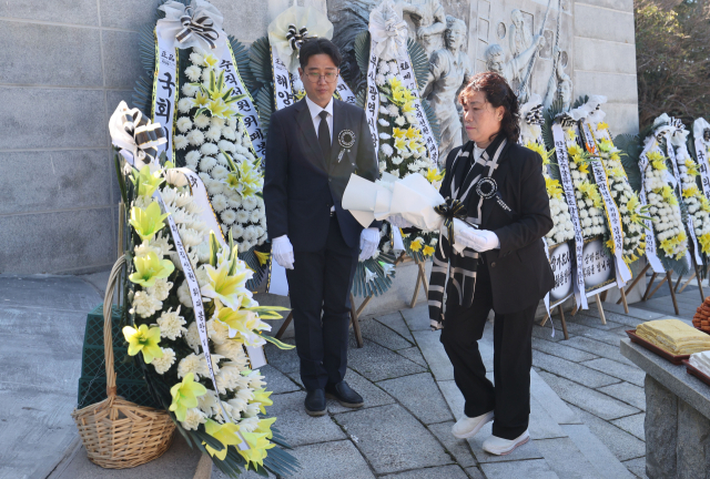 유가족 대표가 헌화하고 있다. 정종회 기자 jjh@
