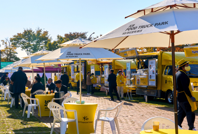 ‘KB착한푸드트럭’ 사장님들이 경주 예술의 전당에서 진행되는 ‘APEC CEO 서밋’ 현장에 마련된 ‘KB 푸드트럭 파크’에서 식음료를 제공하고 있다. KB금융 제공.