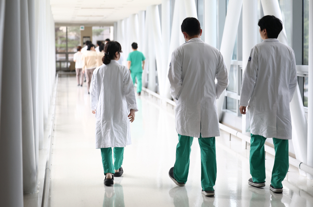 보건복지부는 내년도 전문의 자격시험과 레지던트 1년차 선발, 의사 국가시험 시행방안을 29일 발표했다. 사진은 지난 9월 서울 시내 한 대형병원의 의료진 모습. 연합뉴스