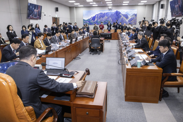 29일 국회에서 열린 운영위원회 전체 회의에서 김병기 운영위원장이 개회를 선언하고 있다. 연합뉴스