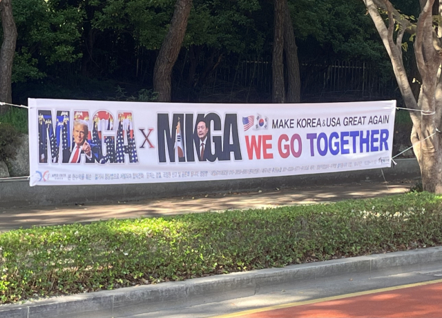29일 오전 9시께 방문한 해운대구 우동 운촌삼거리. 도널드 트럼프 미국 대통령과 윤석열 전 대통령의 얼굴을 나란히 놓은 현수막이 걸려 있다. 양보원 기자