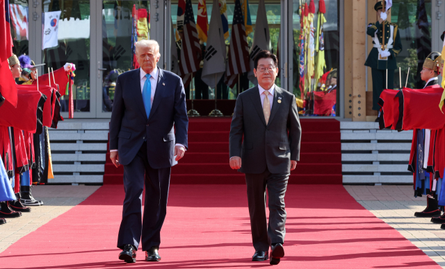 이재명 대통령과 도널드 트럼프 미국 대통령이 29일 경북 경주박물관에서 정상회담장으로 이동하고 있다. 연합뉴스