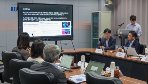 9월 12일 경기도 성남시 코이카 본부에서 실시한 경영진 대상 교육 과정에서 이사장을 비롯한 처장급 이상 경영진들이 AI·DX 전략 인사이트를 경청하고 있다.