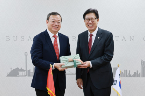 왼쪽부터 천징(陈靖) 상하이시 인민대표대회 상무위원회 부주임, 박형준 부산광역시장