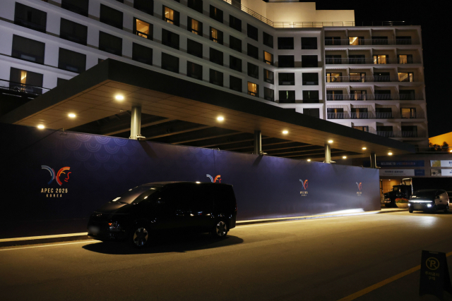 도널드 트럼프 미국 대통령 방한을 하루 앞둔 28일 아시아태평양경제협력체(APEC) 정상회의장 인근인 경북 경주 힐튼호텔 로비로 향하는 주 출입로 앞에 대형 가림막이 설치돼 있다. 이곳에서는 트럼프 대통령이 방한해 숙박할 것으로 알려졌다. 연합뉴스