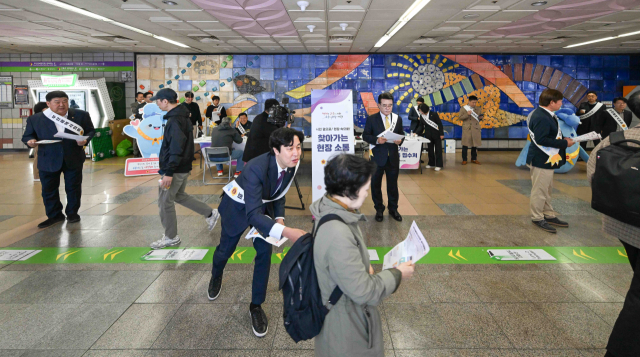 29일 오전 8시 부산도시철도 2호선 사상역사에서 부산시의회가 생활 밀착형 공익캠페인과 현장 민원 상담에 나섰다. 부산시의회 제공