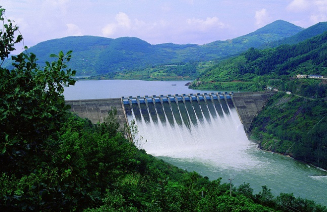 한국수자원공사(K-water)가 한국철도공사, 임실군, 밀양시와 함께 댐 주변 및 인구감소지역 활성화를 위해 ‘섬진강 따라 힐링 옥정호(섬진강댐)’와 ‘물소리 풍경소리 밀양 여행(밀양댐)’ 기차여행 상품을 출시한다. 사진은 섬진강댐 전경. 한국수자원공사 제공