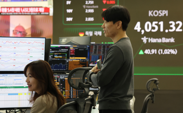 29일 서울 중구 하나은행 딜링룸에서 직원들이 업무를 보고 있다. 이날 코스피는 상승 출발해 4,050대로 올라서며 장중 사상 최고치를 경신했다. 연합뉴스