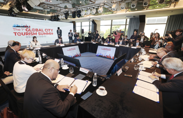 28일 부산 해운대구 파라다이스호텔에서 열린 ‘제1회 글로벌 도시관광 서밋’에서 안드레아스 스피허 마스터카드 아태지역 공공부문 부사장이 ‘AI 시대, 도시관광의 미래와 과제’를 주제로 발표를 하고 있다. 정대현 기자 jhyun@