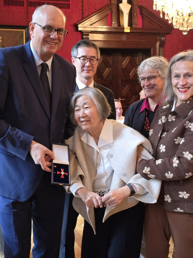 ¾Èµå·¹¾Æ½º º¸º§½¶Æ® µ¶ÀÏ ºê·¹¸à ½ÃÀåÀÌ 29ÀÏ(ÇöÁö ½Ã°£) ºê·¹¸à ½Ãû¿¡¼ ÀÛ°î°¡ ¹Ú¿µÈñ ¼±»ý¿¡°Ô ÇÁ¶ûÅ© ¹ßÅÍ ½´Å¸Àθ¶ÀÌ¾î µ¶ÀÏ ´ëÅë·ÉÀ» ´ë½ÅÇØ '°ø·Î½ÊÀÚÈÆÀå 1µî±Þ'À» ¼ö¿©Çϰí ÀÖ´Ù. ¿Â ¾ÆÆ¼½ºÆ®(µ¶ÀÏ À½¾Ç±âȹ»ç) Á¦°ø