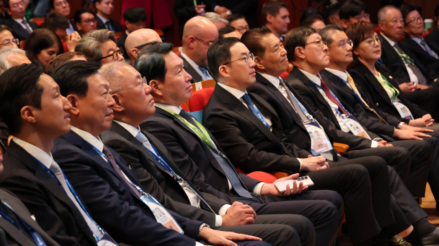 국내 기업 총수들이 29일 경주예술의전당에서 열린 2025 APEC CEO 서밋에서 도널드 트럼프 미국 대통령의 연설을 듣고 있다. 연합뉴스