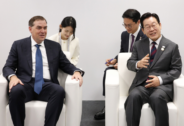 이재명 대통령이 29일 경북 경주예술의전당에서 맷 가먼 아마존웹서비스(AWS) CEO를 접견하고 있다. 연합뉴스