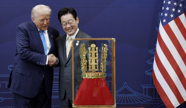 이재명 대통령이 29일 경북 경주박물관에서 도널드 트럼프 미국 대통령에게 ‘천마총 금관 모형’을 선물한 뒤 악수하고 있다. 연합뉴스