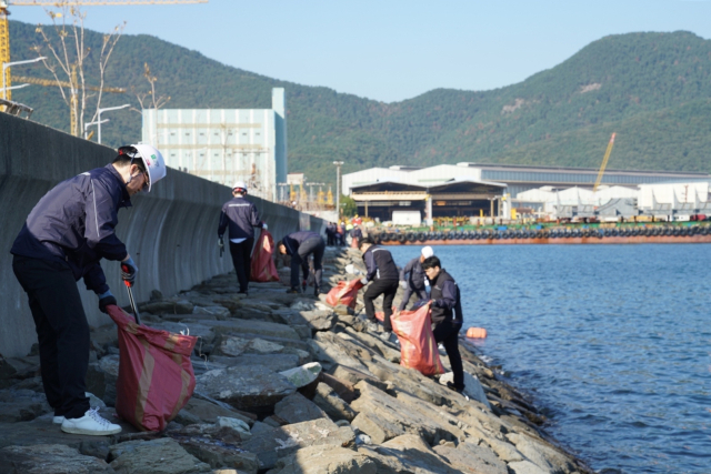 통영에코파워는 29일 상업운전 1주년을 맞아 임직원과 협력사 직원 50여 명이 함께한 가운데 발전 주변 해안 환경 정화 활동을 펼쳤다. 통영에코파워 제공