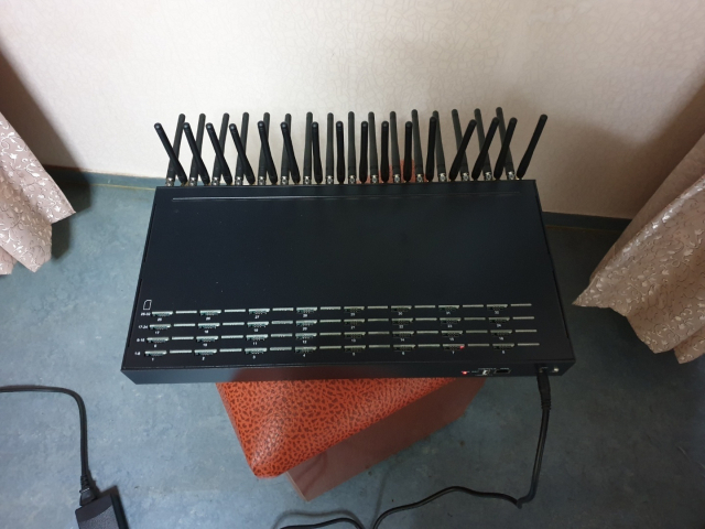 보이스피싱 조직이 해외에서 전화를 걸더라도 국내에서 거는 전화번호인 것처럼 바꿔주는 중계기. 부산경찰청 제공