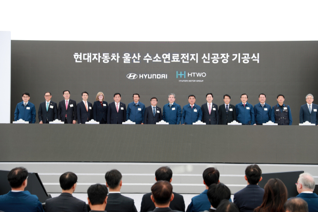 30일 현대자동차 울산공장에서 '울산 수소연료전지 신공장 기공식'이 열렸다. 이날 행사에는 김두겸 울산시장, 김성환 기후에너지환경부 장관, 김기현·박성민·윤종오 국회의원, 박천동 북구청장과 현대자동차 장재훈 부회장, 이동석 대표이사, 문용문 노조 지부장과 수소 부품사 관계자 등 250여 명이 참석했다. 울산시 제공