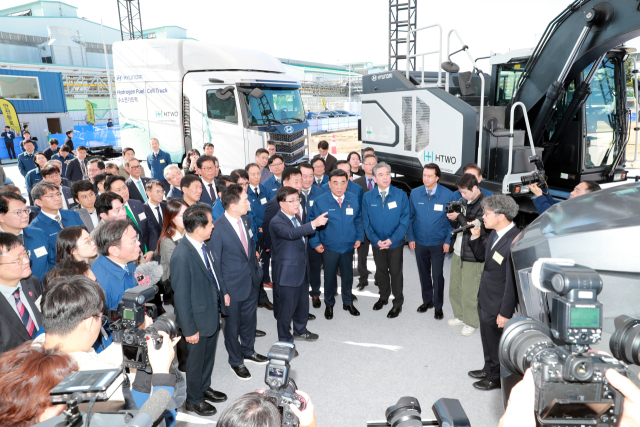 30일 현대자동차 울산공장에서 '울산 수소연료전지 신공장 기공식'이 열렸다. 행사에는 김두겸 울산시장, 김성환 기후에너지환경부 장관, 장재훈 현대자동차 부회장 등 정관계 및 업계 주요 인사 250여 명이 참석했다.