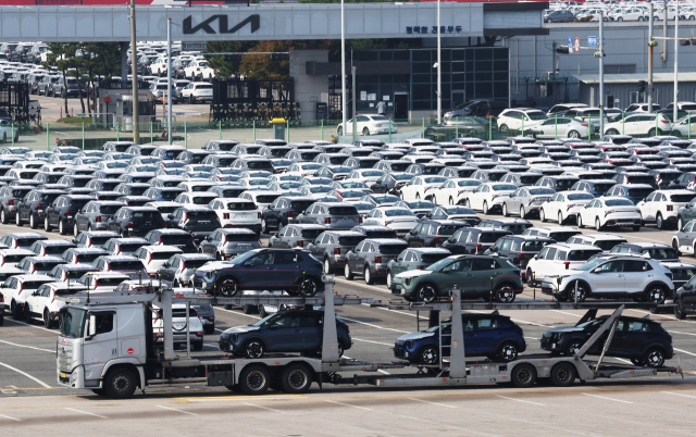 경기도 평택항에 수출용 자동차가 세워져 있다. 연합뉴스