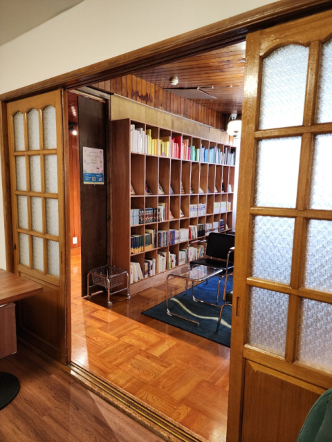 ‘라운지 일렁’의 서재 공간.