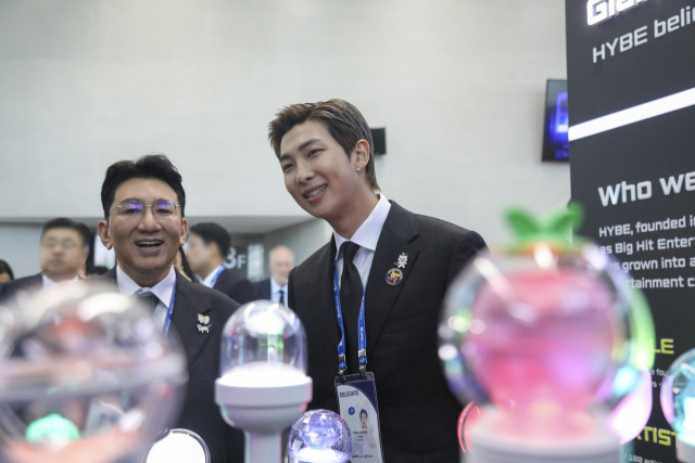 29일 경주 예술의전당에서 열린 ‘APEC CEO 서밋 개회식에서 방시혁 하이브 의장과 방탄소년단 RM이 하이브 홍보부스를 관람, 기념 촬영하고 있다. 하이브 제공