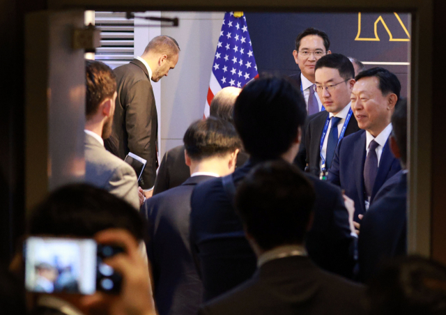 하워드 러트닉 미국 상무장관이 29일 경북 경주예술의전당에서 열린 아시아태평양경제협력체(APEC) 정상회의 최고경영자(CEO) 서밋 한미 비지니스 라운드 테이블 행사에서 이재용 삼성전자 회장, 구광모 LG 회장, 신동빈 롯데 회장 등과 인사를 나누고 있다. 연합뉴스