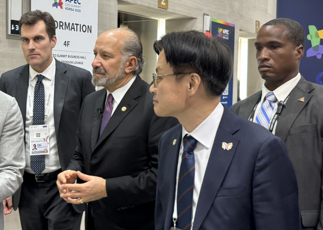 김정관 산업통상부 장관과 하워드 러트닉 미국 상무부 장관이 지난 29일 오후 경북 경주 예술의전당에서 열린 한미 비즈니스 라운드 테이블 행사를 마친 뒤 함께 이동하고 있다. 연합뉴스