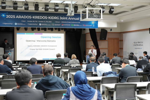 동남권원자력의학원은 지난 28일부터 31일까지 나흘간 의학원 2층 대강당에서 ‘2025 아시아방사선량평가그룹(ARADOS) 연차회의’를 개최했다. 사진은 이창훈 동남권원자력의학원장이 연차회의에서 환영사하는 모습. 동남권원자력의학원 제공