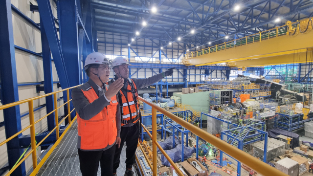 권명호(왼쪽) 한국동서발전 사장이 음성건설본부를 방문해 현장 안전점검을 하고 있다. 한국동서발전 제공