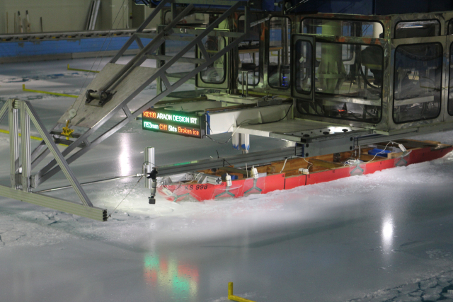 선박해양플랜트연구소(KRISO) 대전 본소 내 빙해수조에서 모형시험을 진행하고 있다. 선박해양플랜트연구소 제공