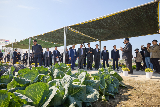 2025 국제종자박람회’가 지난 22일부터 24일까지 김제 민간육종연구단지와 종자산업진흥센터에서 열렸다. 사진은 전시포를 둘러보는 내외빈 참석자들. 한국농업기술진흥원 제공