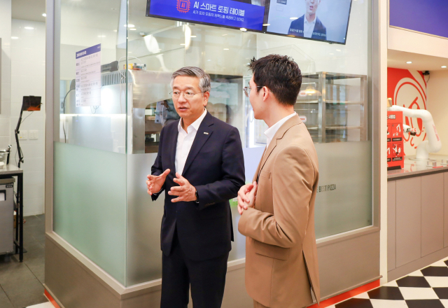 김종호 기술보증기금 이사장이 예비유니콘 기업 (주)고피자를 방문해 현장을 살펴보고 의견을 나누고 있다. 기술보증기금 제공