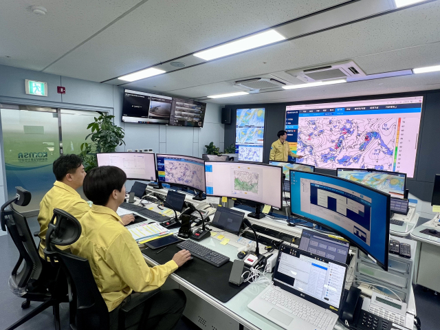 한국해양교통안전공단(KOMSA) 운항상황센터에서 운항관리자가 기상 정보 등을 모니터링하는 모습. 한국해양교통안전공단 제공