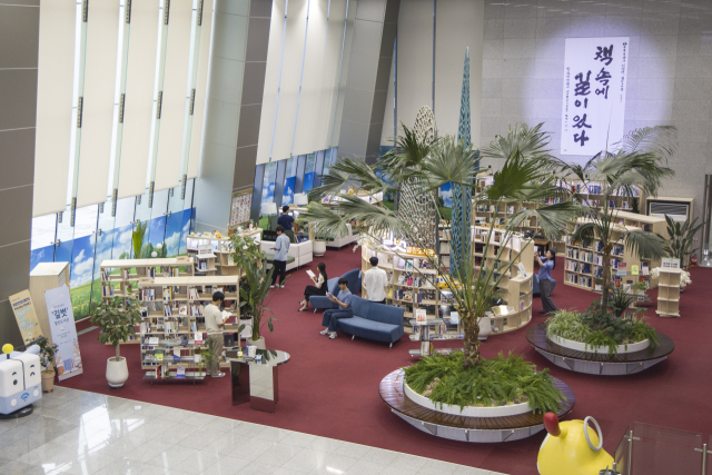 한국도로공사 김천 본사 로비에 있는 길벗 열린 도서관. 2023년 1월에 만들어졌다. 방문객 누구나 이용할 수 있는 복합문화공간이다. 한국도로공사 제공