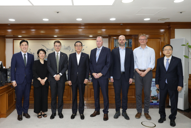지난 6월 주한 덴마크 대사 및 페로 제도(Faroe Islands) 대표단과 만나 해상풍력과 수산업 간 공존 방안을 논의한 노동진(왼쪽 네 번째) 수협중앙회장. 수협중앙회 제공