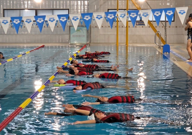 전문강사의 지도 아래 생존 수영 실습을 하고 있는 ‘KOBC 바다이음 탐험대’에 참가한 대원들. 한국해양진흥공사 제공