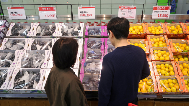 최근 고물가로 성장세가 주춤한 한국 서울의 한 대형마트 식품 코너에서 장 보는 시민들. 연합뉴스