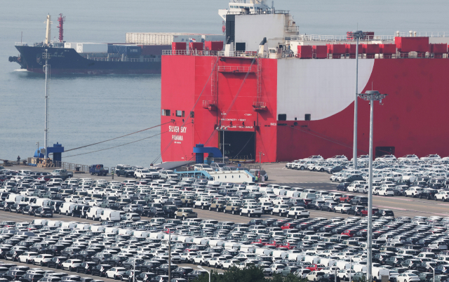 한국과 미국의 관세 협상에 따라 자동차 관세가 25%에서 15%로 낮아지게 됐다. 30일 경기도 평택항에 수출용 자동차가 세워져 있다. 연합뉴스