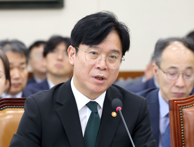 김영훈 고용노동부 장관이 30일 국회 기후에너지환경고용노동위원회에서 열린 종합감사에서 의원 질의에 답변하고 있다. 연합뉴스