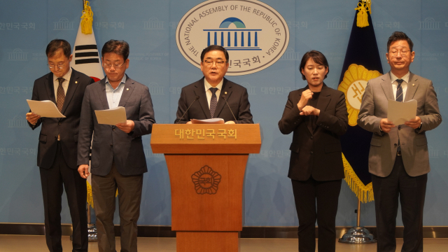 더불어민주당 허성무 의원 등이 지난 29일 오후 국회 소통관에서 BNK금융지주 회장·부산은행장의 즉각 사퇴를 요구하는 기자회견을 열었다. 허성무 의원실 제공