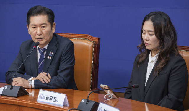 더불어민주당 정청래 대표가 30일 국회에서 12.29 여객기참사 유가족협의회를 만났다. 연합뉴스