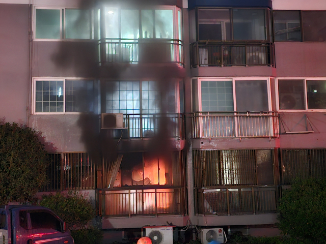 30일 오후 7시 54분께 부산 금정구 부곡동의 한 아파트 1층에서 불이 났다. 부산소방재난본부 제공