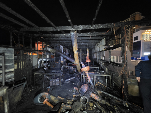 31일 부산소방재난본부에 따르면 30일 오후 11시 37분 동래구 명륜동 한 건물 3층 음식점에서 불이 났다. 부산소방재난본부 제공