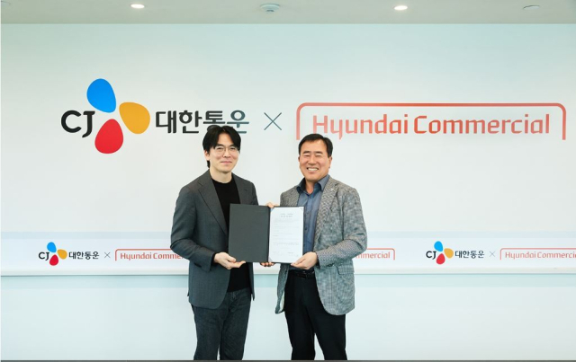 김재완 현대커머셜 산업금융본부장(좌)와 최갑주 CJ대한통운 더운반그룹장(우)가 30일 현대커머셜 본사에서 진행된 협약식에서 기념 촬영을 하고 있다. 현대커버셜 제공.