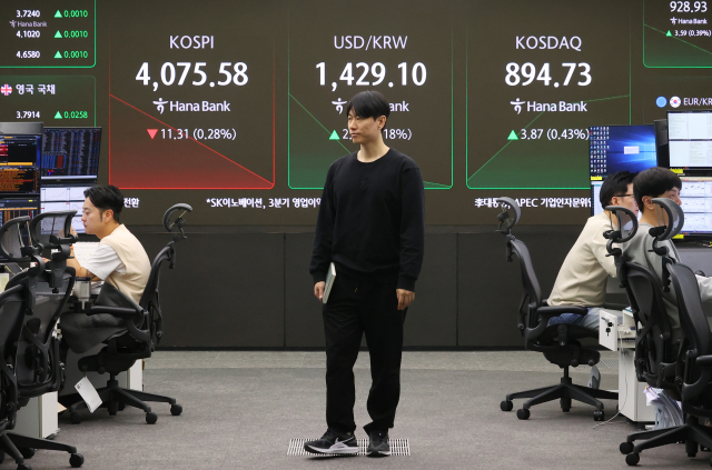 31일 오전 서울 중구 하나은행 본점 딜링룸에서 직원들이 업무를 보고 있다. 연합뉴스