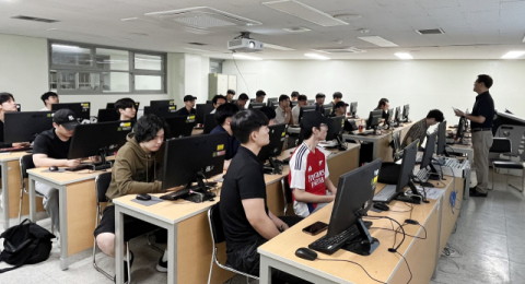 ‘AI 융합역량을 위한 코딩교육’에 집중하는 학생들 모습.