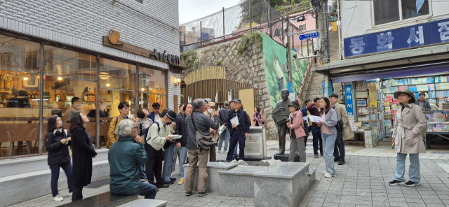 지난해 열린 10회 밀다원 시대 문학제 중 문학 기행 모습. 부산소설가협회 제공