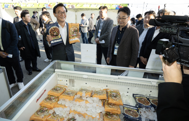 해양수산부가 31일부터 11월 2일까지 3일간 경북 포항시 영일대 해수욕장 일원에서 ‘2025년 수산물 직거래·유통 상생 대축제’ 를 개최하는 가운데, 전재수 해수부 장관이 첫날인 31일 행사장을 방문해 진행 상황을 살피고 수산물 요리 체험 행사에 참여하고 있다. 해수부 제공