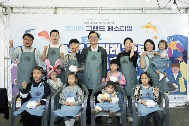 해양수산부가 31일부터 11월 2일까지 3일간 경북 포항시 영일대 해수욕장 일원에서 ‘2025년 수산물 직거래·유통 상생 대축제’ 를 개최하는 가운데, 전재수 해수부 장관이 첫날인 31일 행사장을 방문해 진행 상황을 살피고 수산물 요리 체험 행사에 참여하고 있다. 해수부 제공