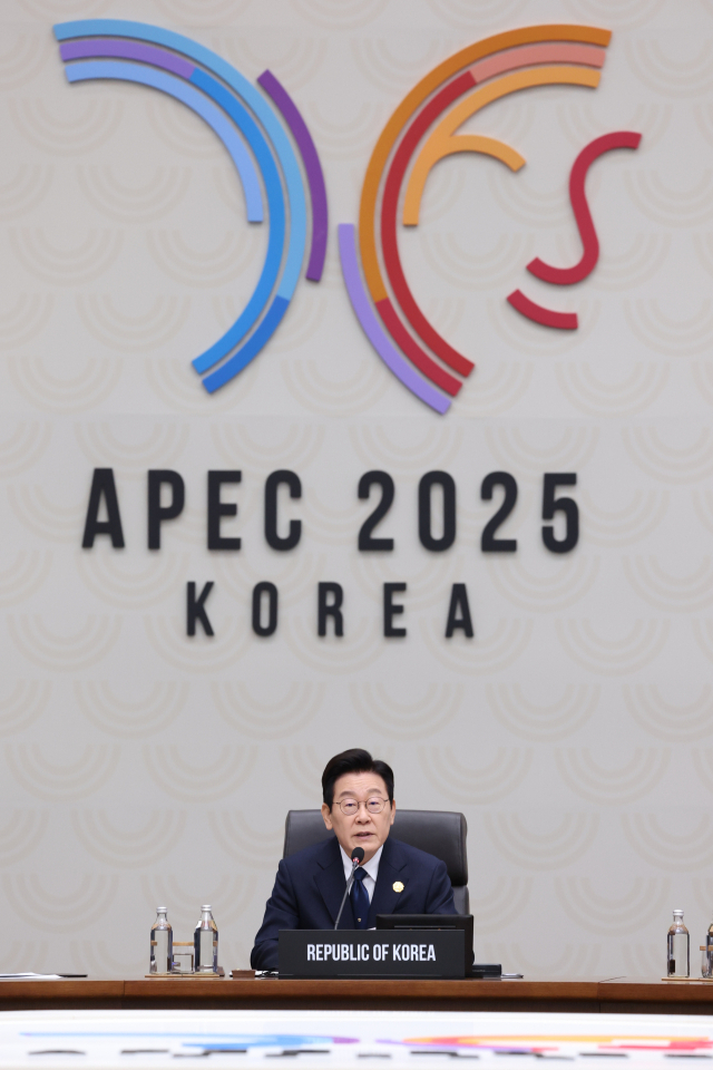 2025 아시아태평양경제협력체(APEC) 정상회의 의장인 이재명 대통령이 1일 경주화백컨벤션센터(HICO)에서 열린 제2세션에서 발언하고 있다. 연합뉴스